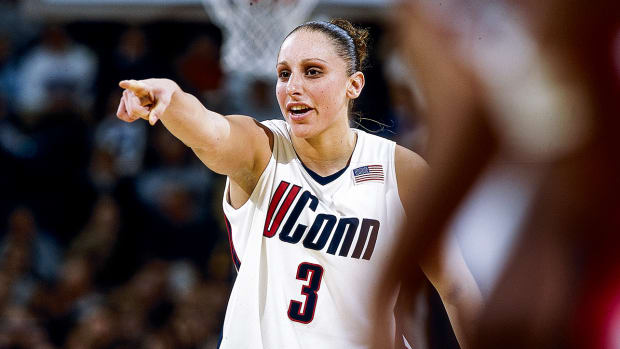 Taurasi UConn Pointing
